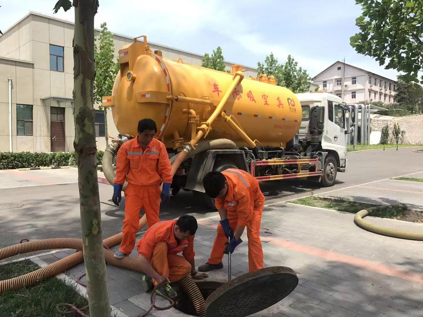 福清管道疏通车停在窨井附近