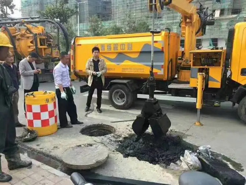 福清街道：网格员化身“清道夫”，为民解忧疏通“堵心”化粪池