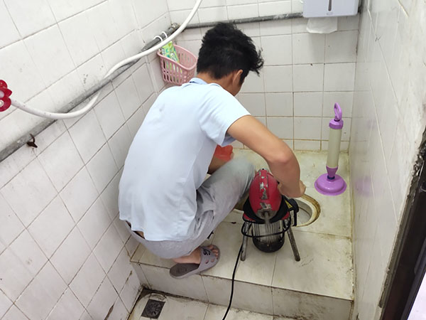 福清肥皂掉到马桶里把马桶堵住了怎么办？马桶堵住了怎么办
