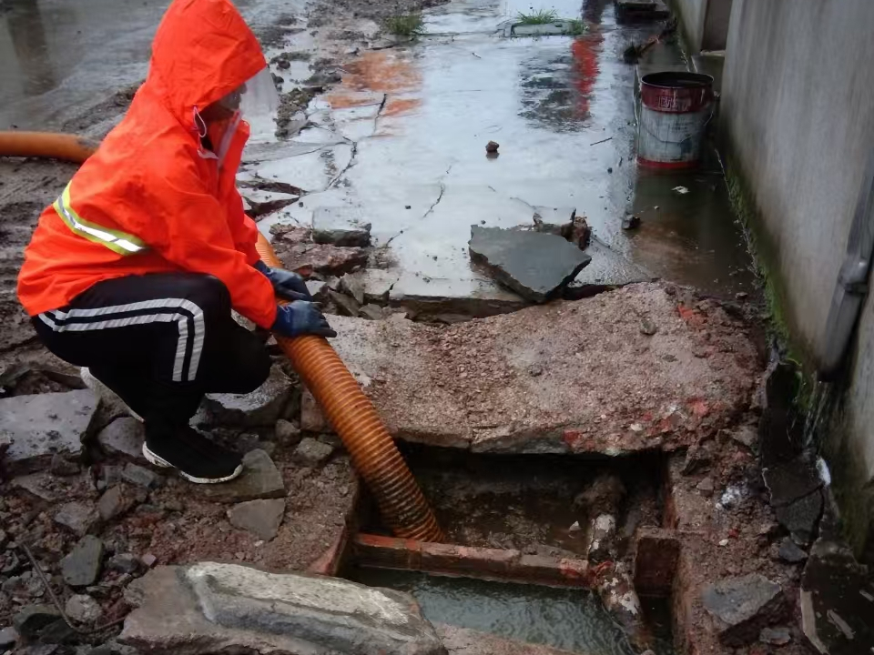 福清专业清理污水池 炜誉市政以规范流程守护城市 “肠道”